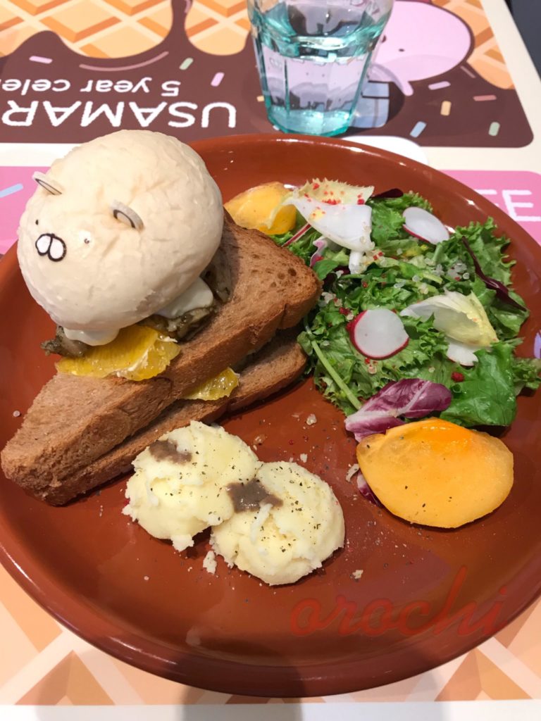 うさまるカフェのフードメニューです！ハーブチキンとグリルサンドの組み合わせです。