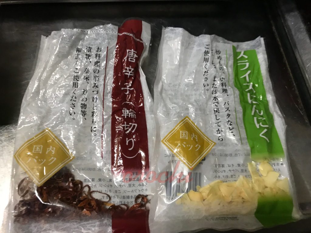 サバのアヒージョを作るときに使う食材を紹介します。こちらはサブの食材です。